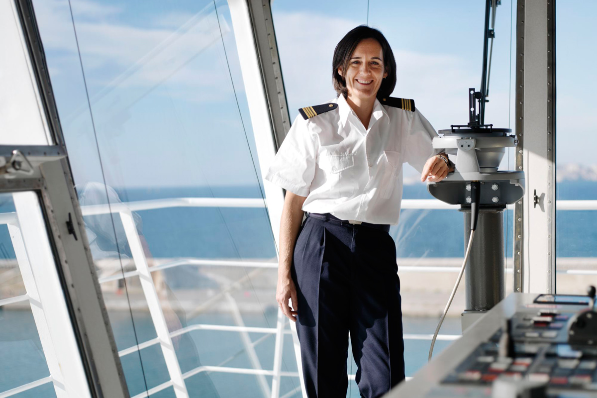 Ship officer. Лоцман девушка. Merchant Navy. Maritime Lady. Прием лоцмана вертолетом.